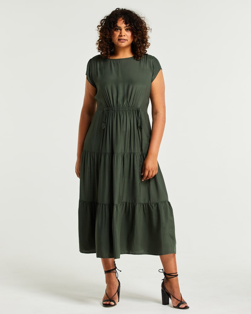 Side of a model wearing a size 1X Lana Dress in Olive by Estelle. | dia_product_style_image_id:247933